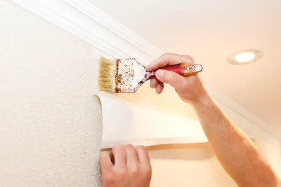 Pose de papier peint à Poggio-di-Nazza — revêtements muraux et toiles de verre